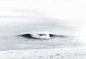 Welle stemmt sich gegen den Ozean